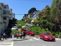 サンフランシスコの坂の名所くねくね坂の「ロンバードストリート」