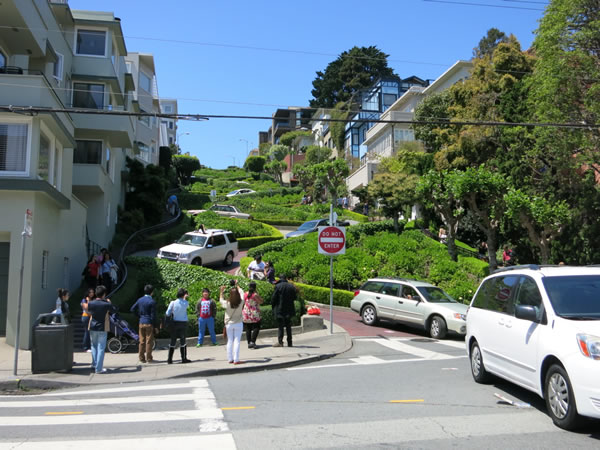 サンフランシスコの坂の名所くねくね坂の「ロンバードストリート」