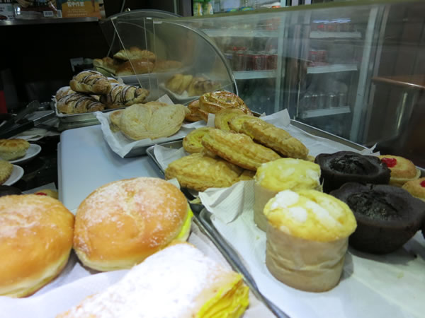 マカオの定番スイーツ「エッグタルト」と「ミルクプリン」をお約束で頂く