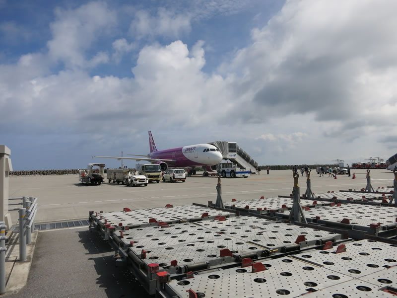 ピンクのピーチを利用する為に、那覇空港のLCC専用ターミナルへ ピンクのピーチを利用する為に、那覇空港のLCC専用ターミナルへ