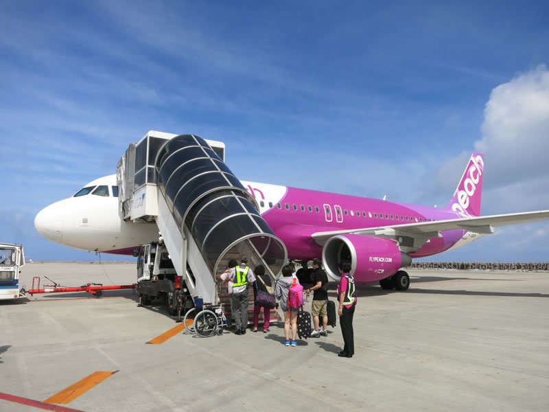 ピンクのピーチを利用する為に、那覇空港のLCC専用ターミナルへ ピンクのピーチを利用する為に、那覇空港のLCC専用ターミナルへ