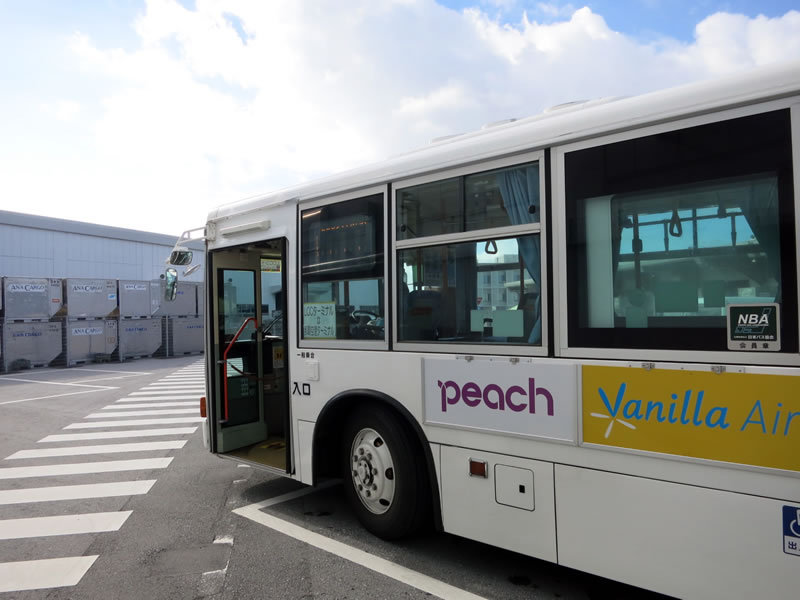 ピンクのピーチを利用する為に、那覇空港のLCC専用ターミナルへ ピンクのピーチを利用する為に、那覇空港のLCC専用ターミナルへ