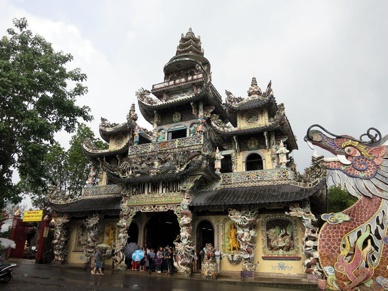 ベトナムで最も派手と言われる寺院 「Chua Linh Phuoc（リンフオック寺）」