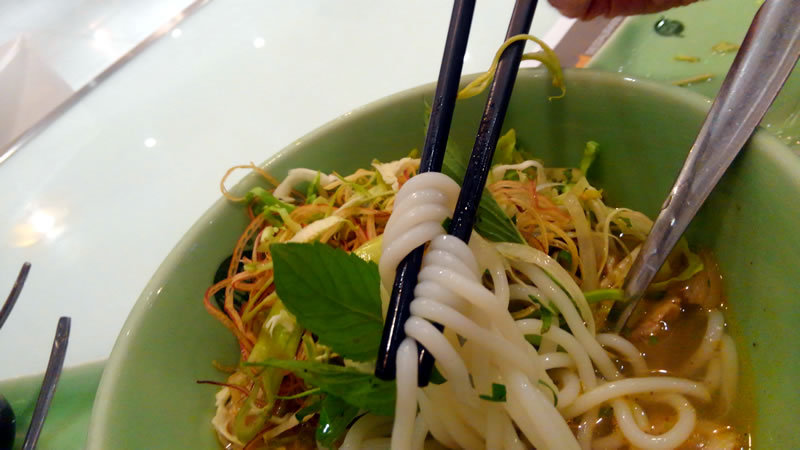 ホーチミンシティで「ブンボーフエ」をてんこ盛りの野菜(香草)と香辛料で頂く ホーチミンシティで「ブンボーフエ」をてんこ盛りの野菜(香草)と香辛料で頂く
