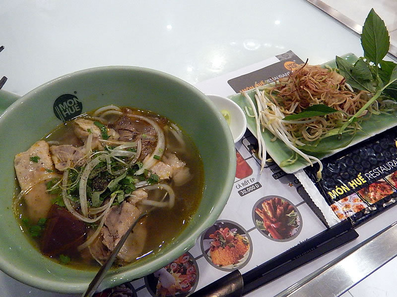 ホーチミンシティで「ブンボーフエ」をてんこ盛りの野菜(香草)と香辛料で頂く ホーチミンシティで「ブンボーフエ」をてんこ盛りの野菜(香草)と香辛料で頂く