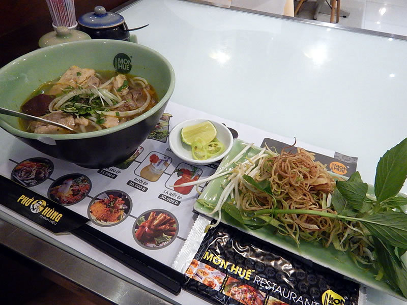 ホーチミンシティで「ブンボーフエ」をてんこ盛りの野菜(香草)と香辛料で頂く ホーチミンシティで「ブンボーフエ」をてんこ盛りの野菜(香草)と香辛料で頂く
