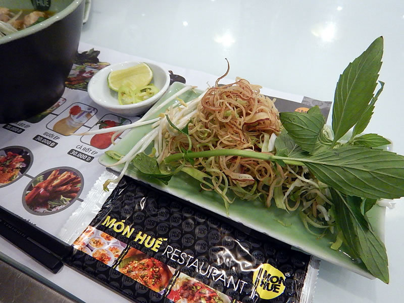 ホーチミンシティで「ブンボーフエ」をてんこ盛りの野菜(香草)と香辛料で頂く ホーチミンシティで「ブンボーフエ」をてんこ盛りの野菜(香草)と香辛料で頂く