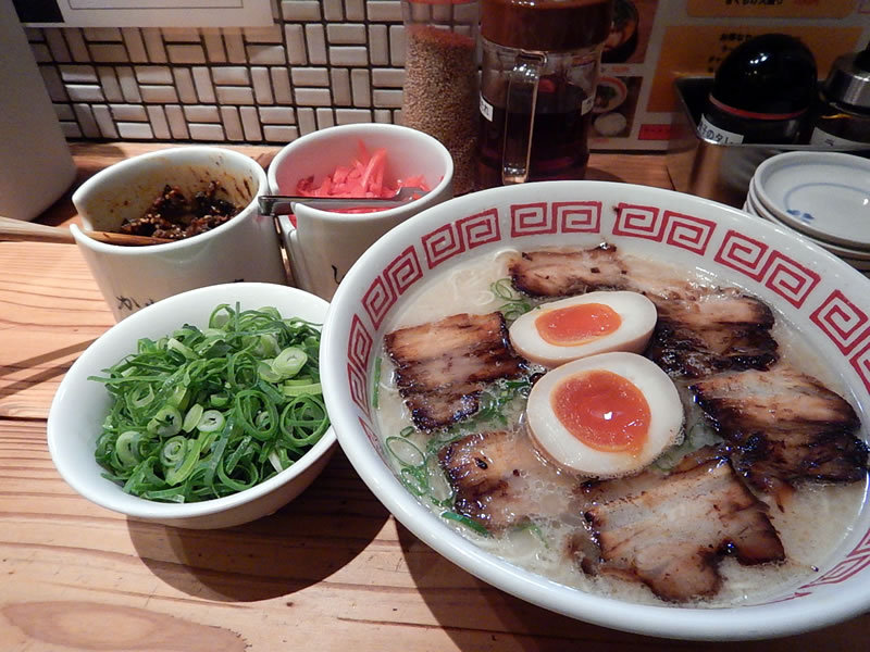 博多ラーメン「めんくいや」で替え玉したら凄かった 博多ラーメン「めんくいや」で替え玉したら凄かった