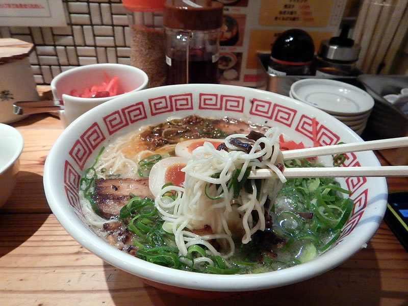 博多ラーメン「めんくいや」で替え玉したら凄かった 博多ラーメン「めんくいや」で替え玉したら凄かった