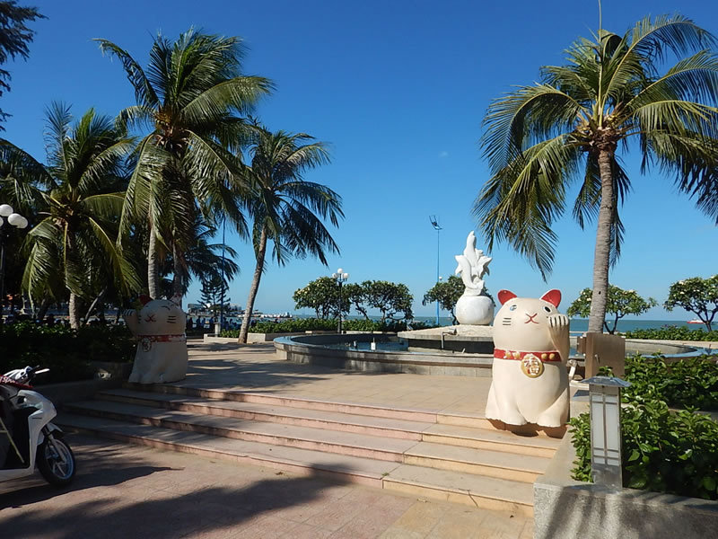ベトナム・ブンタウのフロントビーチ公園をのんびりと朝散歩