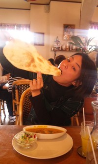 カレーは手で食べる。