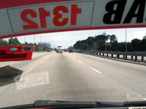マレーシアの高速道路をタクシーで走る