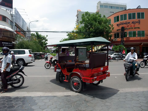 TUK-TUK でプノンペンを爽やかにお気楽に周遊する