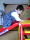 すべり台登ります。