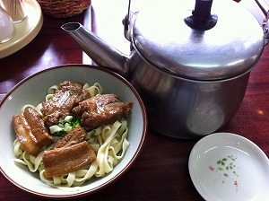 「やかん」と「沖縄そば」。名護、八重食堂。