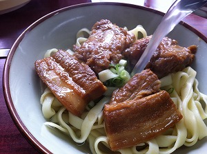 「やかん」と「沖縄そば」。名護、八重食堂。
