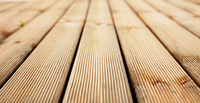 天然のデッキ材が消える日