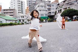 にぎわい広場で凧揚げ