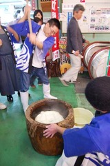 公設市場でおもちつき!