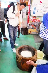 公設市場でおもちつき!