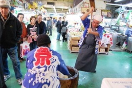 公設市場でおもちつき!