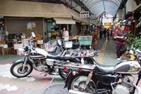 公設市場周辺のバイク路駐