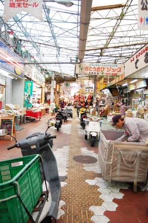 公設市場周辺のバイク路駐