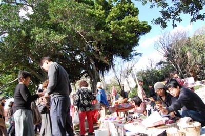 桜坂劇場の手づくりバザーやってます