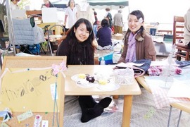 桜坂劇場の手づくりバザーやってます