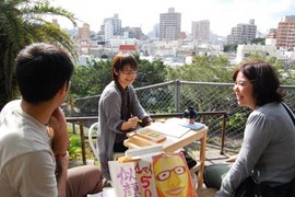 桜坂劇場の手づくりバザーやってます