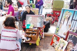 桜坂劇場の手づくりバザーやってます