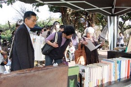 桜坂劇場の手づくりバザーやってます