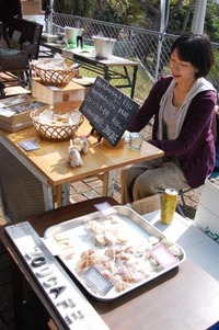 桜坂劇場の手づくりバザーやってます