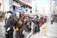 琉大生が国際通りで・・・