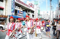琉大生が国際通りで・・・