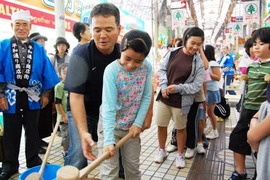 平和通りもちつき大会レポート