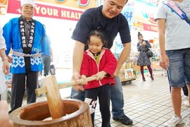 平和通りもちつき大会レポート