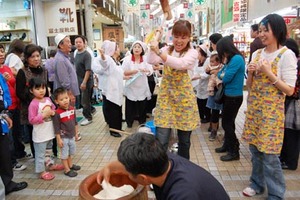 平和通りもちつき大会レポート