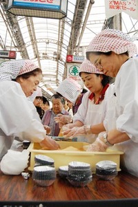 平和通りもちつき大会レポート