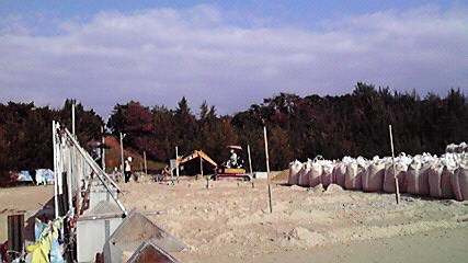 辺野古浜に立て並べられた隔離壁建設の目隠し壁とその裏側