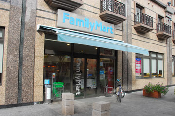 ホテルソルヴィータ沖縄松山横コンビニ