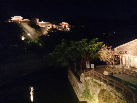 夜のライトアップが幻想的な『首里城城郭』