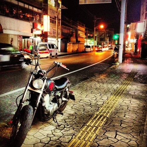名護大通りのバイク