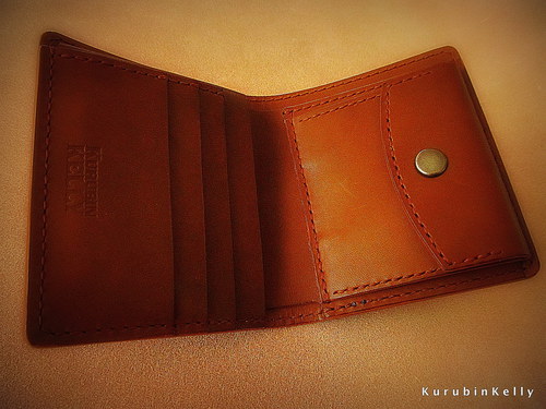 厚めのオイルレザーで作った男性用の二つ折り財布