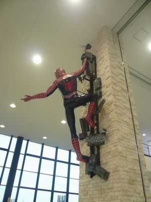 スパイダーマンの後姿