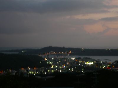 テラスからの夕日と瀬底大橋