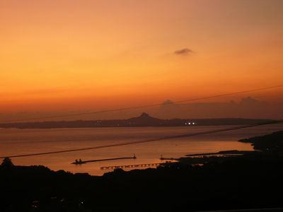 テラスからの夕日と瀬底大橋