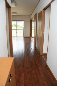 賃貸マンション(（2LDK）玄関から見たキッチン