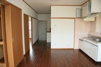 賃貸マンション(（2LDK）窓側からのダイニングキッチン