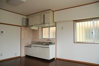 賃貸マンション(（2LDK）窓側から見たキッチン